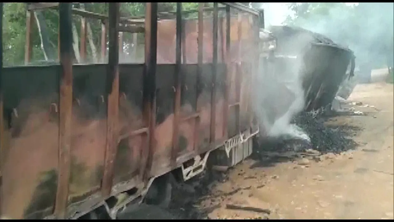  ଆସାମରେ ଉଗ୍ରବାଦୀଙ୍କ ଅମାନବୀୟ କାଣ୍ଡ । ୭ ଟି ଟ୍ରକରେ ଲଗାଇଦେଲେ ନିଆଁ, ୫ ମୃତ