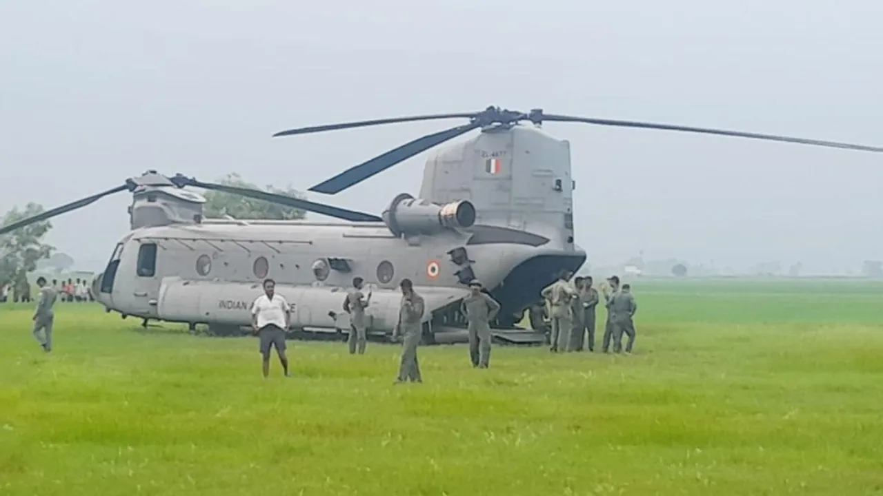  ପଡିଆ ମଝିରେ ଜରୁରୀକାଳୀନ ଲ୍ୟାଣ୍ଡିଂ କଲା ଭାରତୀୟ ବାୟୁସେନାର ହେଲିକପ୍ଟର ଚିନୁକ । ଜାଣନ୍ତୁ କାହିଁକି ହଠାତ୍ ପଡିଆ ମଝିରେ ଲ୍ୟାଣ୍ଡିଂ କଲା ହେଲିକପ୍ଟର?