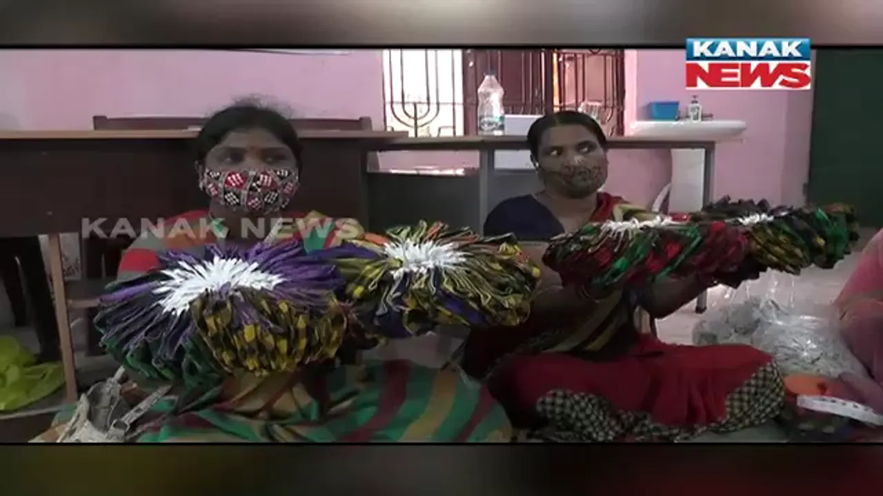  ମାସ୍କ ତିଆରି ଦେଇଛିି ମହିଳାଙ୍କୁ ରୋଜଗାର । ସ୍ୱୟଂସହାୟିକା ଗୋଷ୍ଠୀର ୧୯୦ଜଣ ମହିଳା ମାସକୁ କରୁଛନ୍ତି ୧୫ ହଜାର ପର୍ଯ୍ୟନ୍ତ ରୋଜଗାର