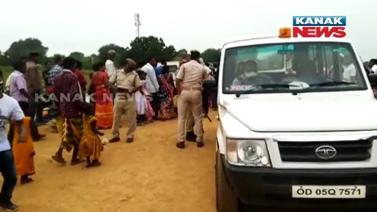  କୋଭିଡ୍ ନିୟମ ରକ୍ଷା କରିବାକୁ ଯାଇ ମାଡ ଖାଇଲା ପୋଲିସ୍ । ଘେରି ଗଲେ ବହୁ ସଂଖ୍ୟାରେ ଲୋକ । ମେଣ୍ଢା ଲଢ଼େଇ ପାଇଁ ଜମିଥିଲା ଗହଳି 