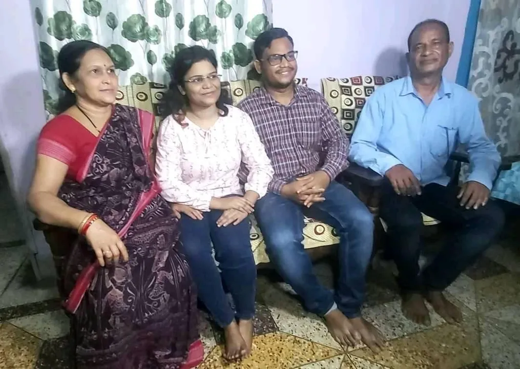  ନେଟୱର୍କ ନଥିଲା, ପାଠ ପଢିବାକୁ ସମୟ ମିଳୁନଥିଲା । କିନ୍ତୁ ତାହା ଭିତରେ ୟୁପିଏସସି ପରୀକ୍ଷାରେ ବାଜିମାତ୍ କଲେ ଓଡ଼ିଆ ଡାକ୍ତର ରୀନା ପ୍ରଧାନ ।