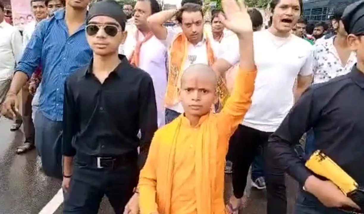  ଚର୍ଚ୍ଚାରେ ‘ଜୁନିୟର ମୁଖ୍ୟମନ୍ତ୍ରୀ’ । ଯୋଗୀ ଆଦିତ୍ୟନାଥଙ୍କ ବେଶରେ ନଜର ଆସିଲେ ଏହି କୁନି ପୁଅ...