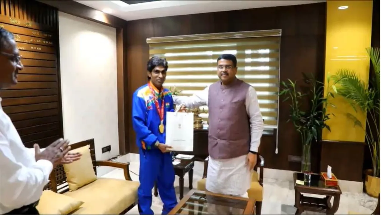  ପ୍ରମୋଦ ଭଗତଙ୍କୁ ଭେଟିଲେ ଧର୍ମେନ୍ଦ୍ର ପ୍ରଧାନ: କହିଲେ, ତୁମ ପ୍ରଦର୍ଶନ ସାରା ଦେଶକୁ ପ୍ରେରଣା ଦେଇଛି
