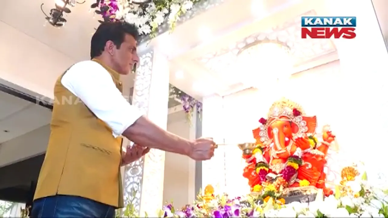  ମାୟାନଗରୀରେ ଗଣେଶ ଚତୁର୍ଥୀର ପାଳନ: ପୂଜାର୍ଚ୍ଚନା ସହ ଘରକୁ ବିଘ୍ନବିନାଶକଙ୍କୁ ସ୍ୱାଗତ କଲେ ବଲିଉଡ୍ କଳାକାର 