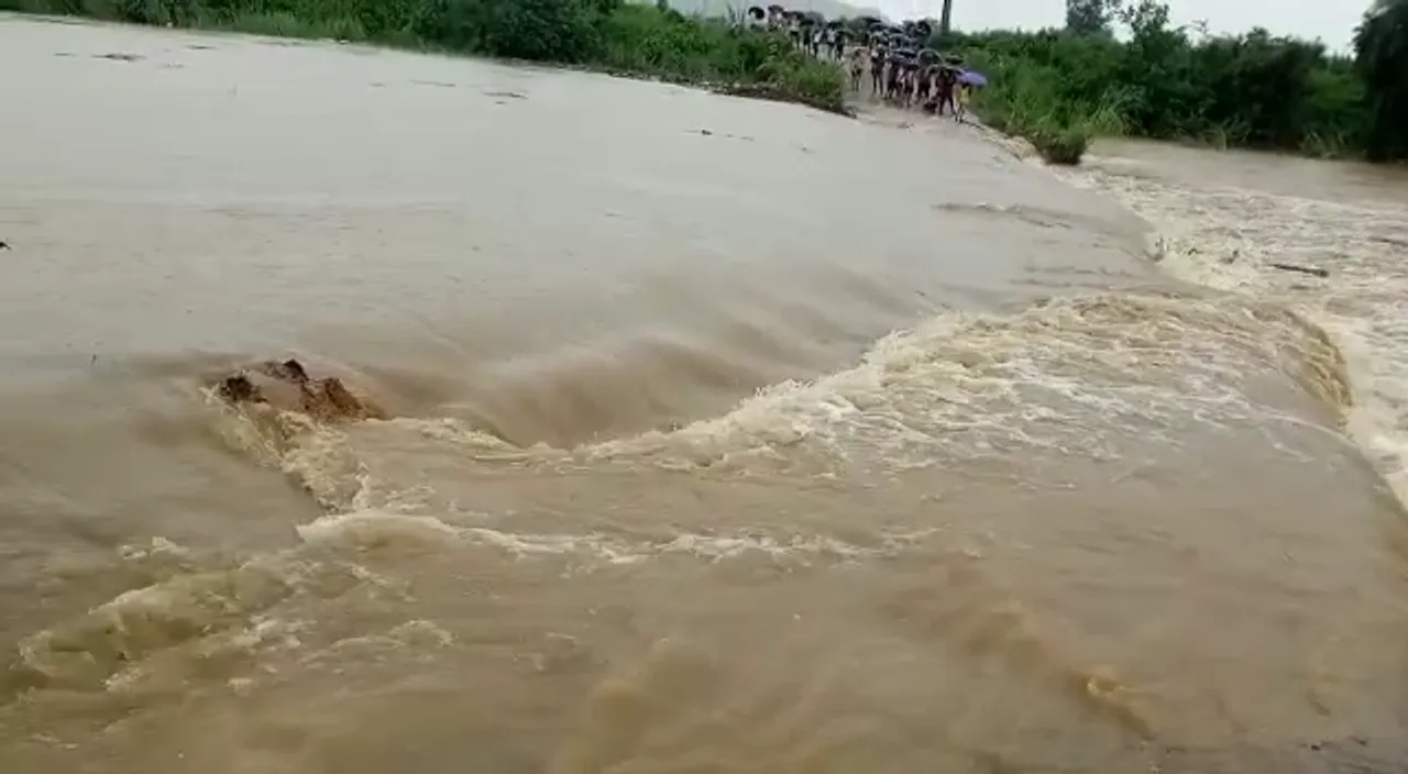  ପ୍ରବଳ ବର୍ଷାରେ ଧୋଇଗଲା ଅସ୍ଥାୟୀ ପୋଲ : ବେଲଗୁଣ୍ଠାରୁ ବାଲିପଦରକୁ ଯୋଗାଯୋଗ ସଂପୂର୍ଣ୍ଣ ଠପ୍