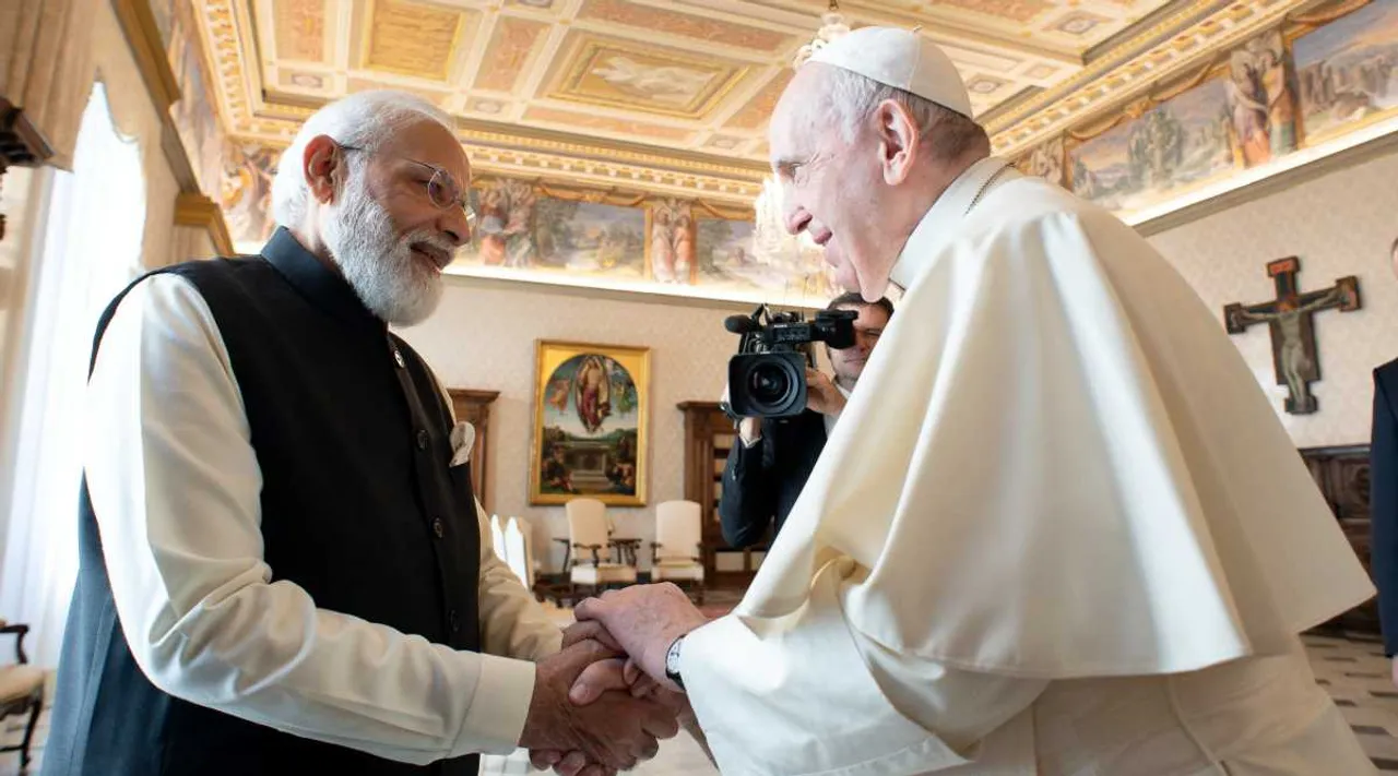  Pope Francis meets with India's Prime Minister Modi at the Vatican. October 30, 2021. Vatican Media/Handout via REUTERS ATTENTION EDITORS - THIS IMAGE WAS PROVIDED BY A THIRD PARTY. 