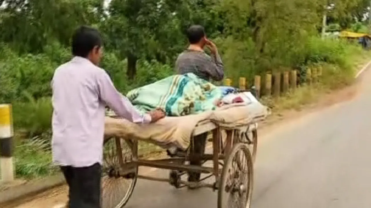  ଟାଟା ପାୱାରର ଦୌରାତ୍ମ୍ୟ । ରୋଗୀଣା ମା’ଙ୍କୁ ଠେଲା ଗାଡିରେ ନେଇ ଜିଲ୍ଲାପାଳ ଅଫିସ ଗଲେ ପୁଅ