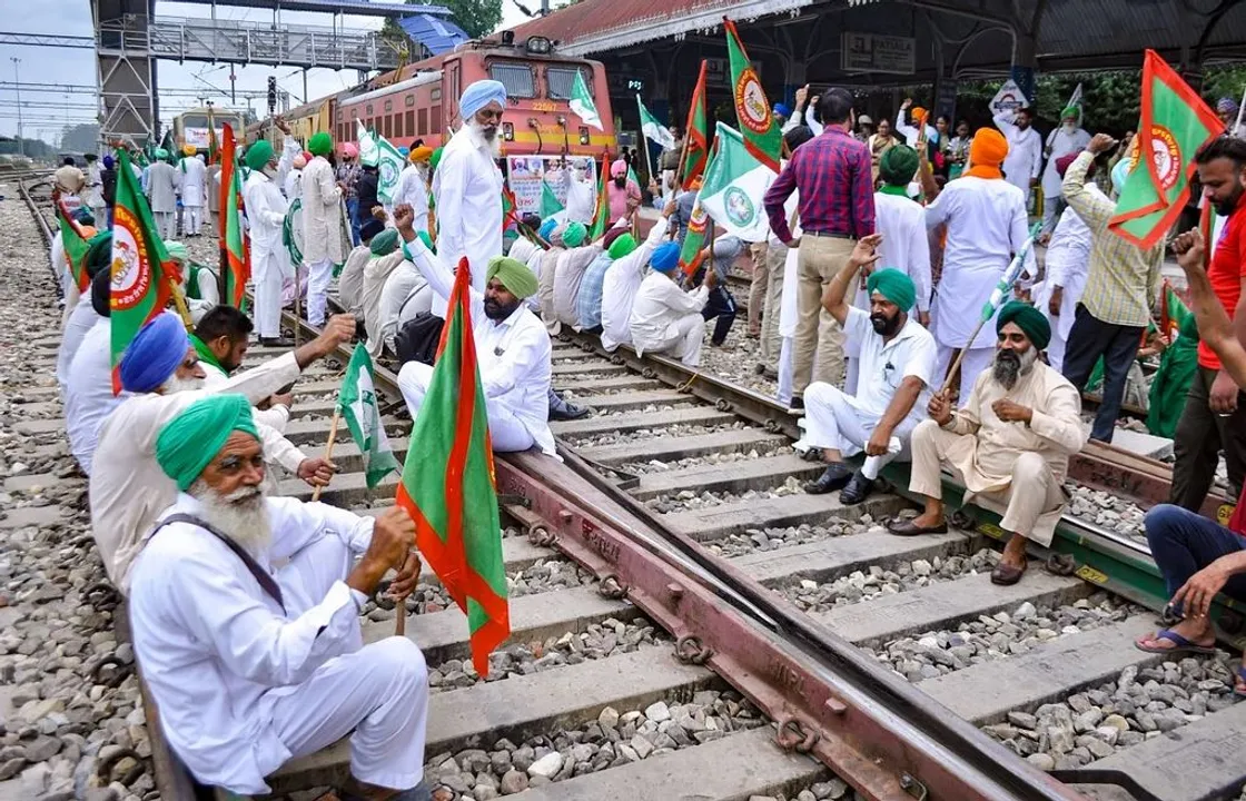  ସଂଯୁକ୍ତ କିଷାନ ମୋର୍ଚ୍ଚାର ଦେଶବ୍ୟାପୀ ୬ ଘଣ୍ଟିଆ ରେଳରୋକ । ଲଖିମପୁର ହିଂସା ମାମଲାରେ କେନ୍ଦ୍ର ଗୃହ ରାଷ୍ଟ୍ରମନ୍ତ୍ରୀଙ୍କ ଇସ୍ତଫା ଓ କୃଷି ଆଇନ ପ୍ରତ୍ୟାହାର ଦାବି ।
