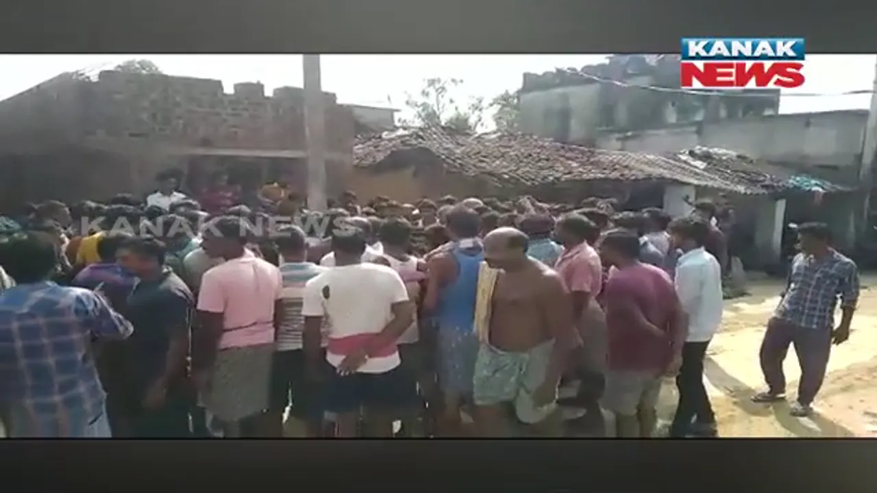  ପଦ୍ମପୁରର କଙ୍ଗାରୁକୋର୍ଟ : ଚୋରି ଅଭିଯୋଗରେ ୪ ଯୁବକଙ୍କୁ ଖୁଣ୍ଟରେ ବାନ୍ଧି ନିସ୍ତୁକ ମାଡ