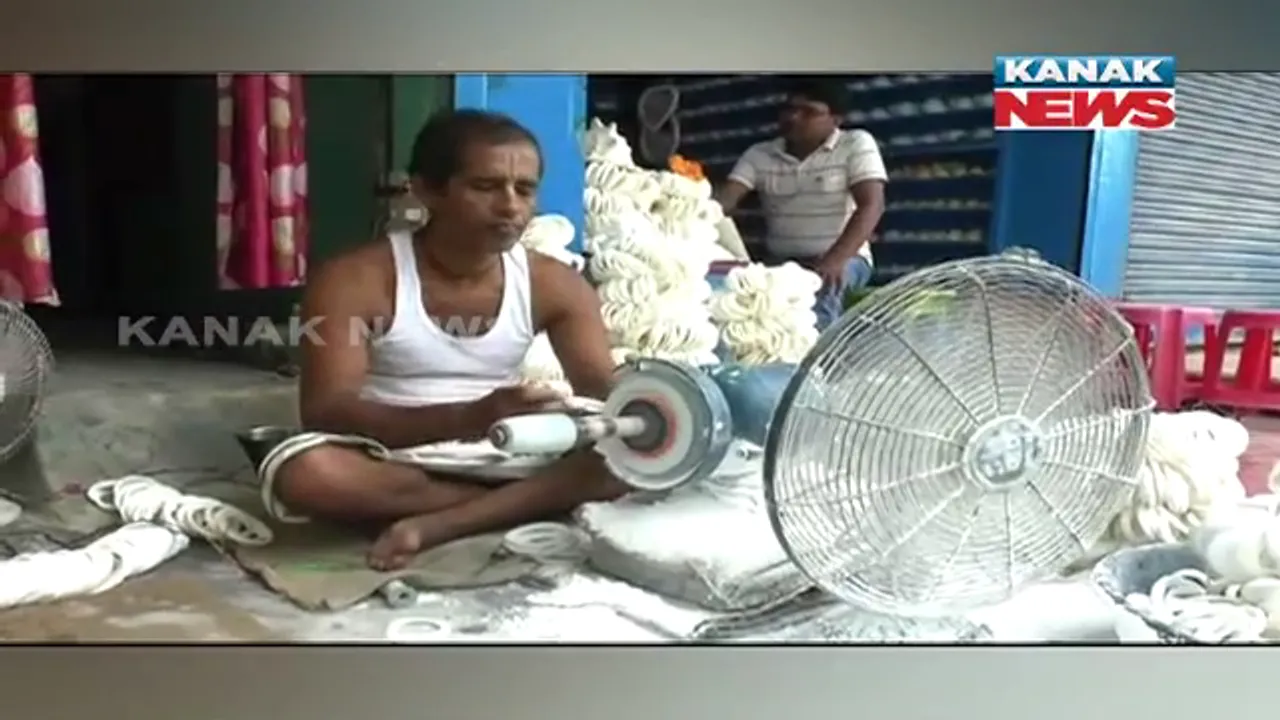  ଶଙ୍ଖା ତିଆରିକୁ କୂଳ ବେଉସା କରି ଚଳୁଥିଲେ କାରିଗର । କରୋନା କଟକଣା ପରେ ପରେ ମାନ୍ଦା ପଡ଼ିଛି ବେପାର ।