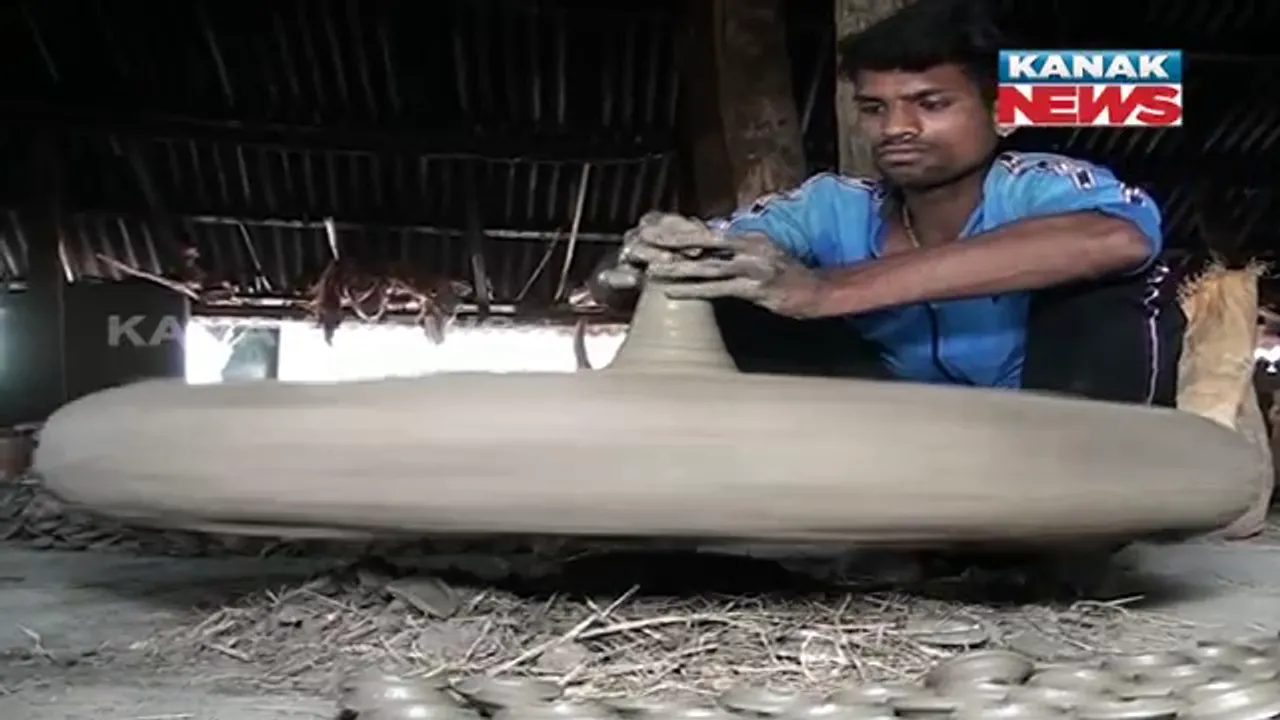  ଅଂଟା ସଳଖୁଛନ୍ତି କୁମ୍ଭକାର ପରିବାର: କରୋନା କଟକଣା କୋହଳ ହେବା ସହ ଧୀରେ ଧୀରେ ସୁଧୁରୁଛି ବ୍ୟବସାୟ