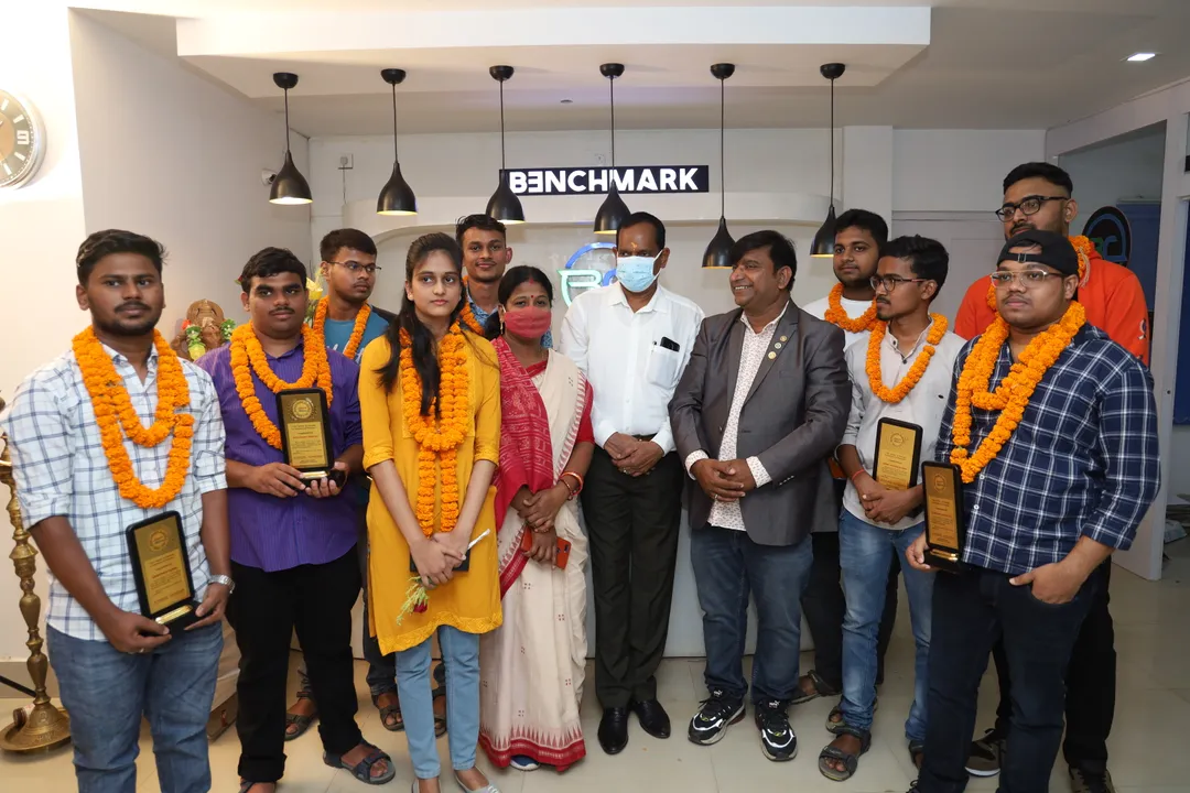 ବେଞ୍ଚମାର୍କ କ୍ଲାସେସର ଆଚିଭର୍ସ ମିଟ୍, କୃତ ଛାତ୍ରଛାତ୍ରୀଙ୍କୁ ସମ୍ବର୍ଦ୍ଧନା 