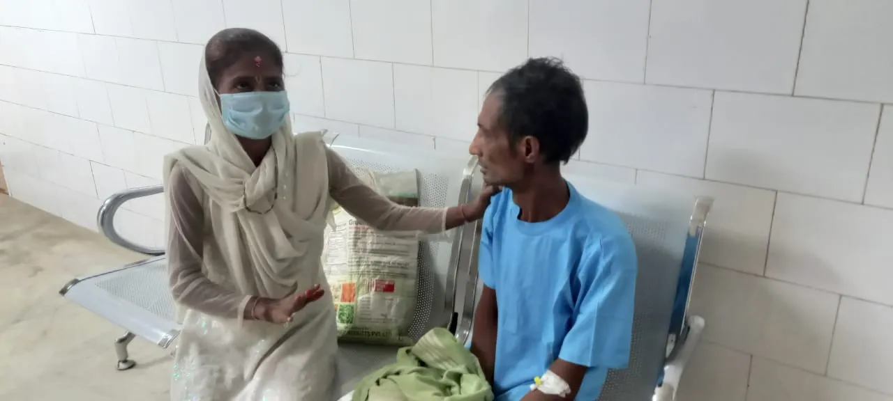  ୨୪ ବର୍ଷ ପରେ ଭାଇକୁ ଫେରିପାଇଲା ଭଉଣୀ । ସାକ୍ଷାତ ପରେ କର୍କଟ କେନ୍ଦ୍ରରେ ଦେଖିବାକୁ ମିଳିଲା ଭାବବିହ୍ୱଳ ଦୃଶ୍ୟ