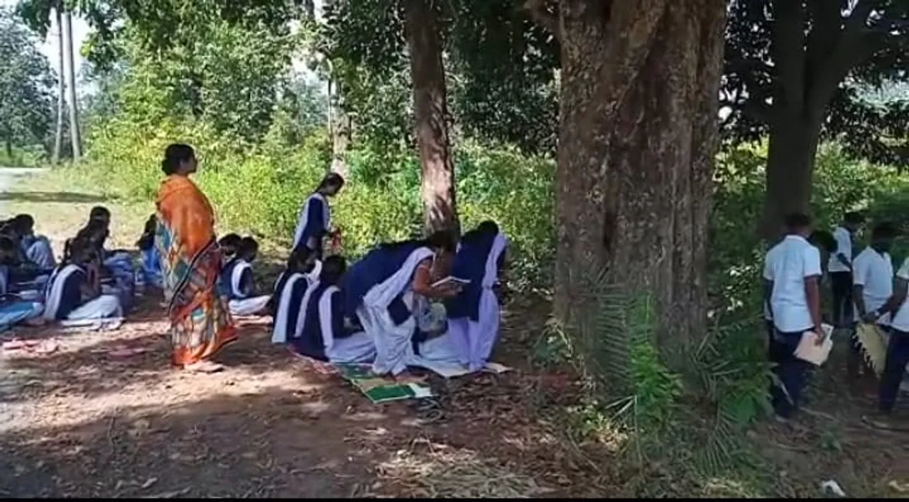  ଘର ଓଡିଶାରେ...ପରୀକ୍ଷା ଦେଉଛନ୍ତି ଛତିଶଗଡରେ । ମାଲକାନଗିରି ଜିଲ୍ଲାରୁ ଆସିଲା ଚିତ୍ର