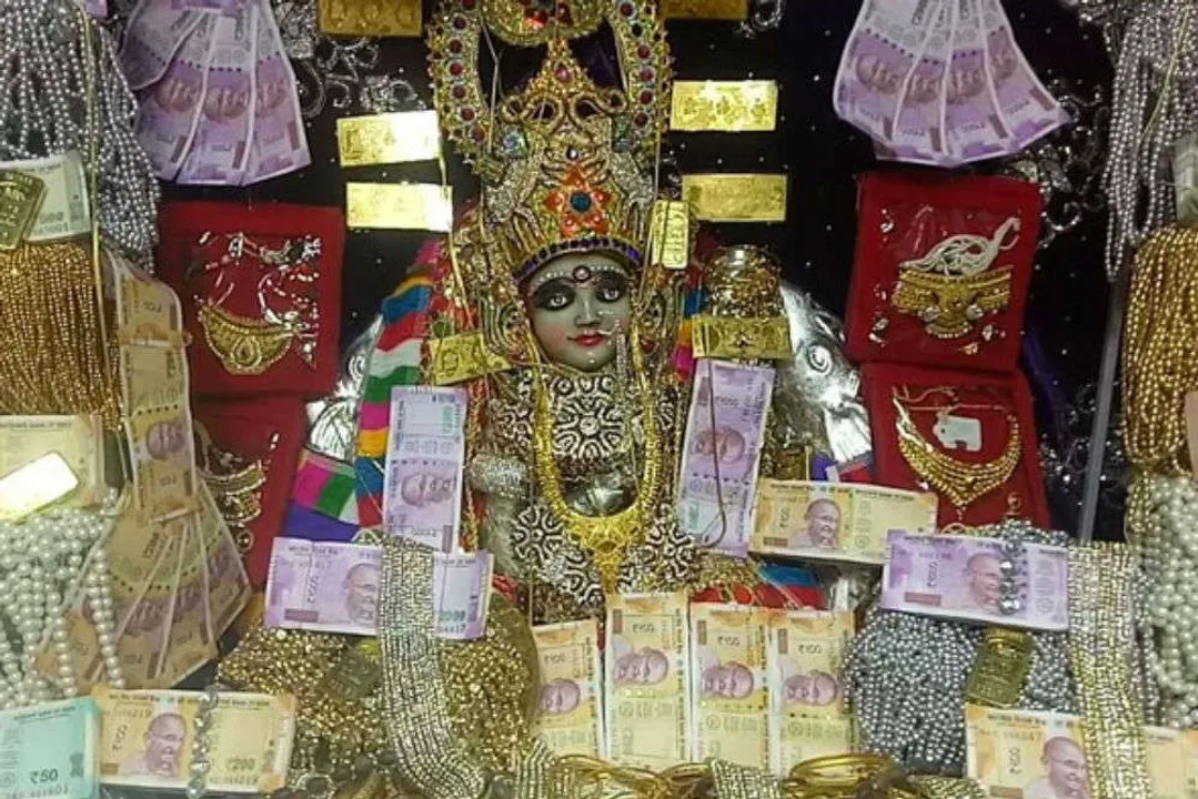  ଏମିତି ମନ୍ଦିର: ଦୀପାବଳିରେ ଶ୍ରଦ୍ଧାଳୁଙ୍କ ଦାନ ଟଙ୍କାରେ ସଜ୍ଜା ଯାଏ ମନ୍ଦିର, ପ୍ରସାଦ ଭାବେ ଲାଗି ହୁଏ ସୁନା ଅଳଙ୍କାର 