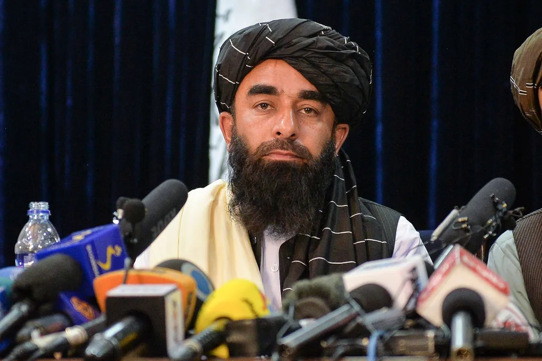  TOPSHOT - Taliban spokesperson Zabihullah Mujahid looks on as he addresses the first press conference in Kabul on August 17, 2021 following the Taliban stunning takeover of Afghanistan. (Photo by Hoshang Hashimi / AFP) 