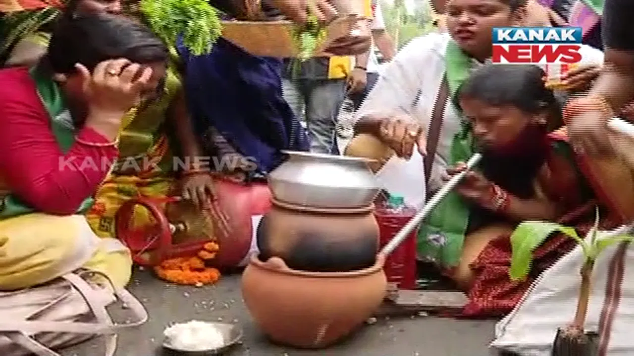  ପେଟ୍ରୋଲ ଦରବୃଦ୍ଧି ଓ ମହଙ୍ଗା ମାଡକୁ ନେଇ ଆନ୍ଦୋଳନକୁ ଜୋରଦାର କଲା ବିଜେଡି । ୧୪୭ଟି ନିର୍ବାଚନ ମଣ୍ଡଳୀରେ ବିକ୍ଷୋଭ ।