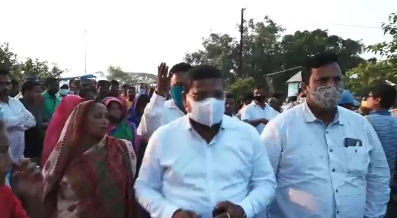  ବାଲେଶ୍ୱର ସଦର ବିଧାୟକ ସ୍ୱରୂପ ଦାସଙ୍କୁ ଘେରିଲେ ଲୋକେ । ଫଳକ ଲଗାଇବାକୁ ନେଇ ବିଧାୟକ-ସ୍ଥାନୀୟ ସରପଞ୍ଚଙ୍କ ମଧ୍ୟରେ ବଚସା ।