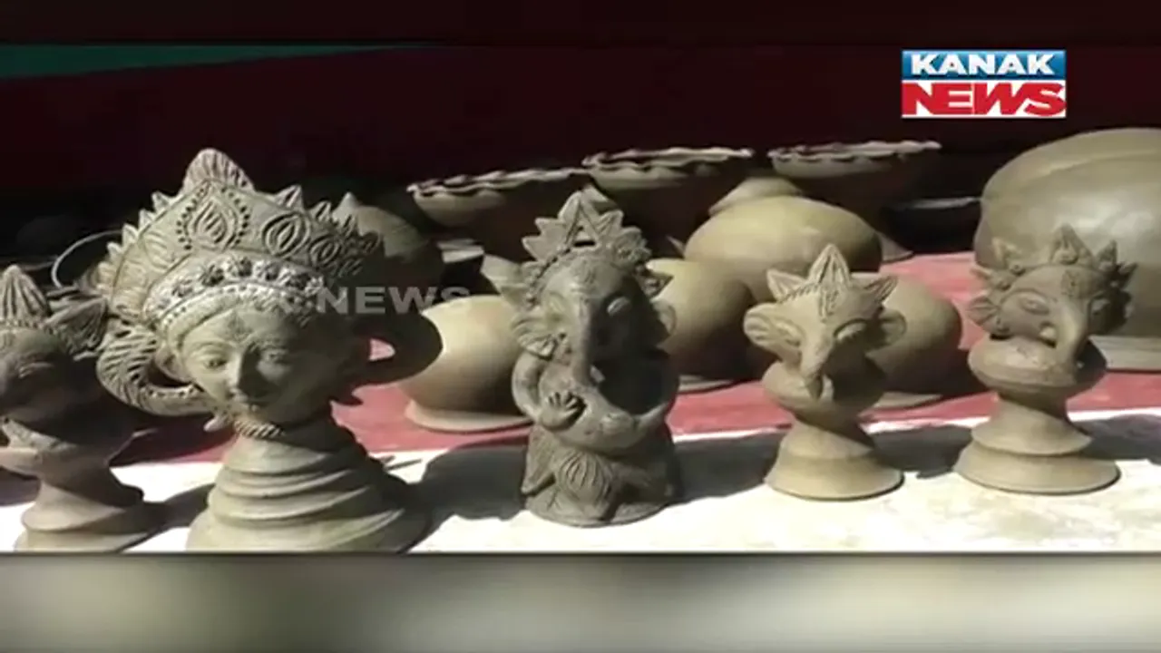  ଚିନ୍ତାରେ କୁମ୍ଭକାର: ମାଟିରୁ ବିଭିନ୍ନ ସାମଗ୍ରୀ ତିଆରି କରି ପରିବାର ଚଳାନ୍ତି, କୋଭିଡ ସ୍ଥିିତି ଯୋଗୁଁ ବେପାର ମାନ୍ଦା