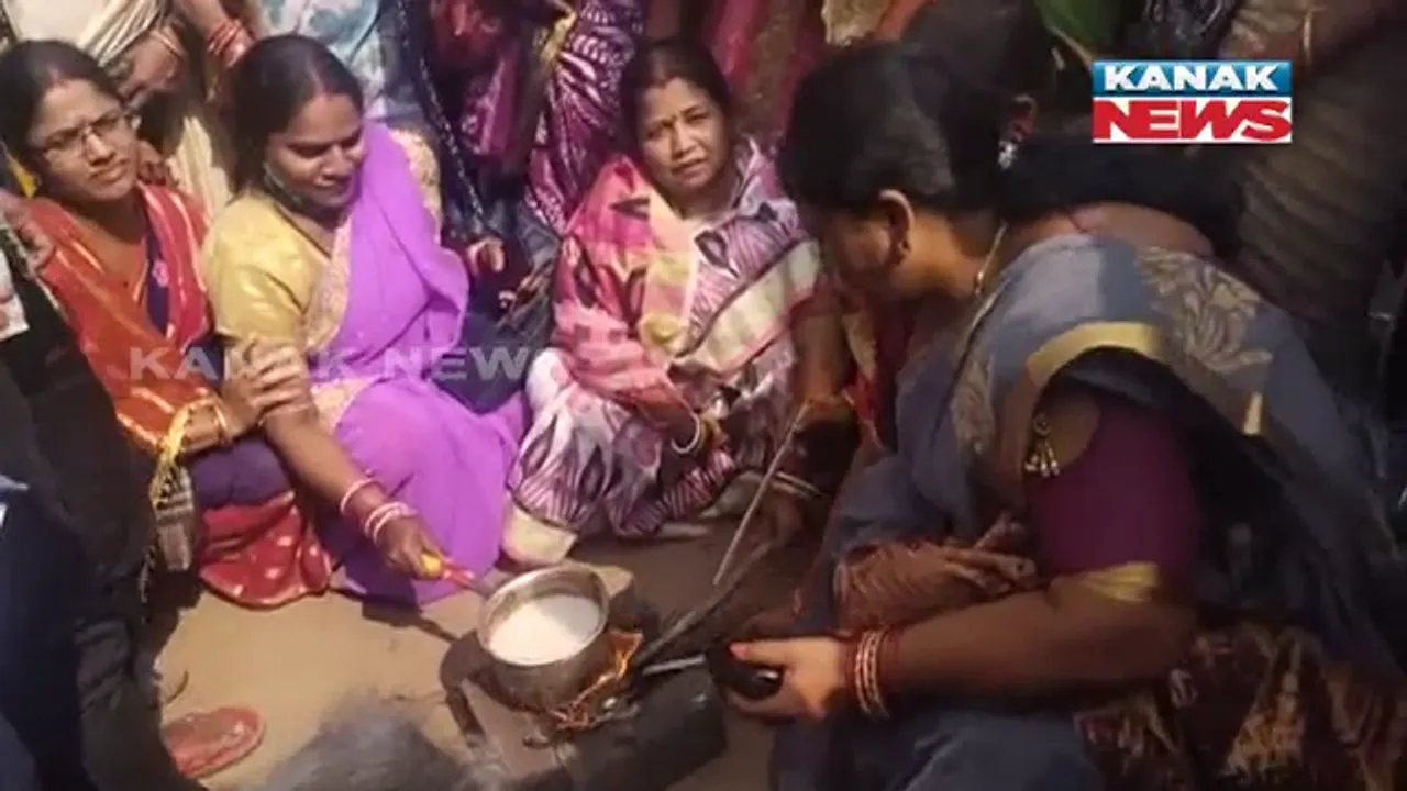  ବିଜେଡ଼ିର ଗ୍ୟାସ୍ ବୃଦ୍ଧି ପ୍ରତିବାଦ : ଗ୍ୟାସକୁ ମୁଣ୍ଡରେ ଉଠାଇ ପ୍ରତିବାଦ କଲେ ବିଜେଡ଼ି ମହିଳା କର୍ମୀ, ରାସ୍ତା ଉପରେ ଜଳିଲା ଚୁଲି
