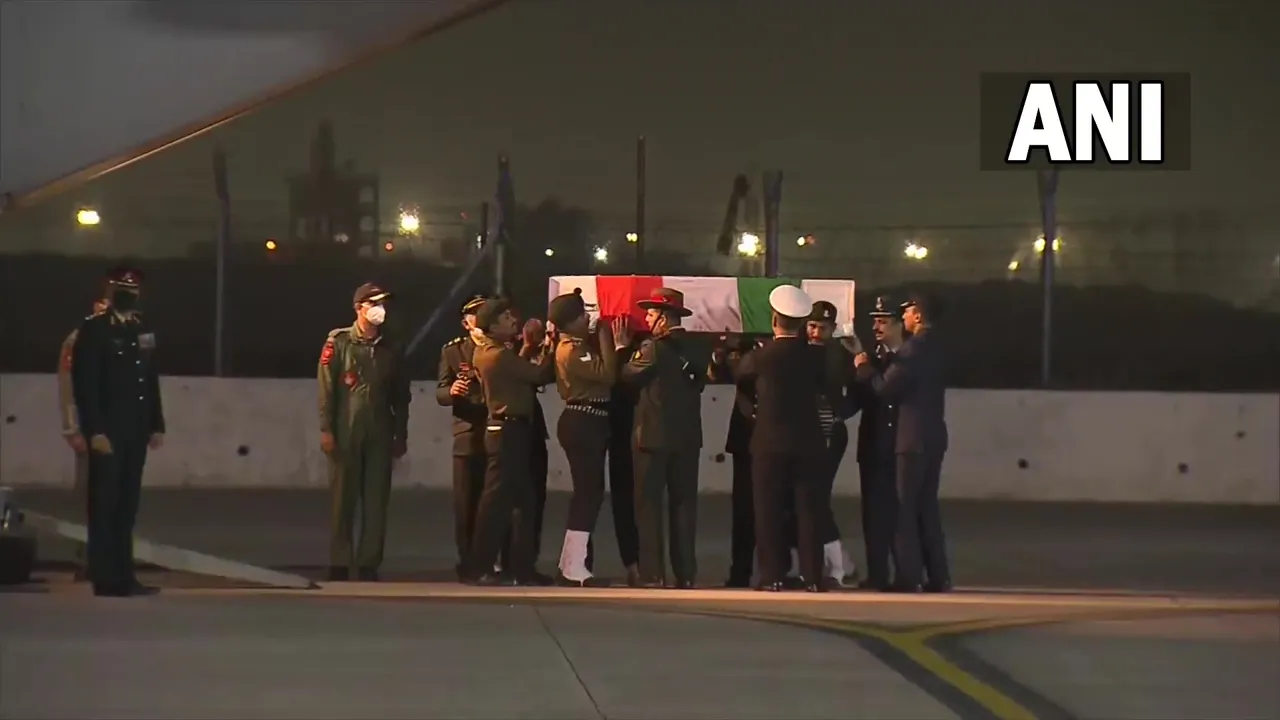  ଦିଲ୍ଲୀରେ ପହଞ୍ଚିଲା ସିଡିଏସ ଜେନରାଲ ବିପିନ ରାୱତଙ୍କ ମର ଶରୀର, ରାଷ୍ଟ୍ରପତି ଓ ପ୍ରଧାନମନ୍ତ୍ରୀ ଦେବେ ଶ୍ରଦ୍ଧାଞ୍ଜଳି ।