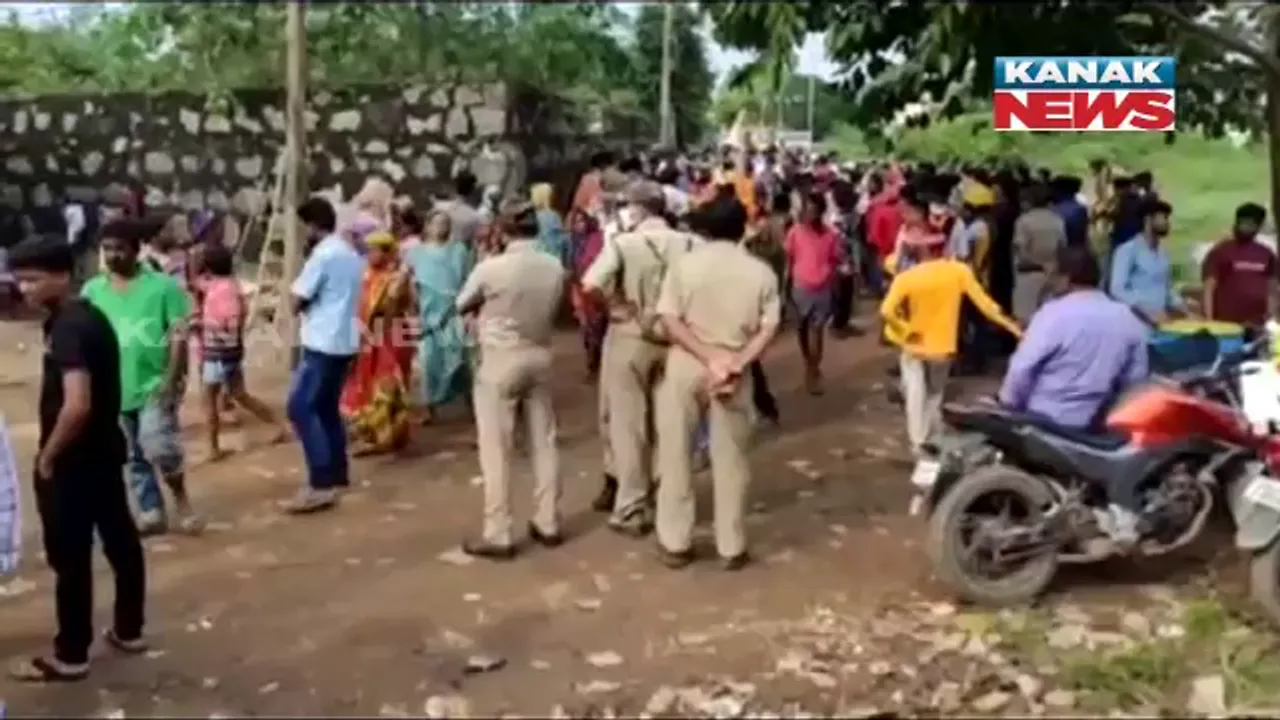  ବ୍ରହ୍ମପୁରରେ ପୁଲିସ-ଜନତା ମୁହାଁମୁହିଁର ଭିଡିଓ ଭାଇରାଲ : ବସ୍ତି ଉଚ୍ଛେଦକୁ ବିରୋଧ କରି ପୋଲିସ-ଜନତା ମଧ୍ୟରେ ଖଣ୍ଡଯୁଦ୍ଧ