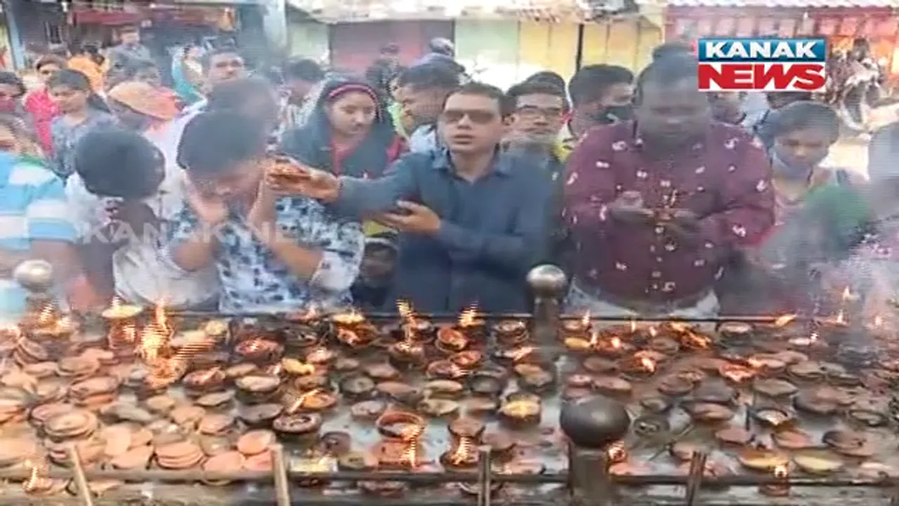  ନୂଆବର୍ଷରେ ଦେବଦର୍ଶନ ପାଇଁ ପ୍ରବଳ ଭିଡ । କଟକଣା ସତ୍ତ୍ୱେ ମନ୍ଦିରରେ ଦେଖିବାକୁ ମିଳିଲା ଗହଳି ।