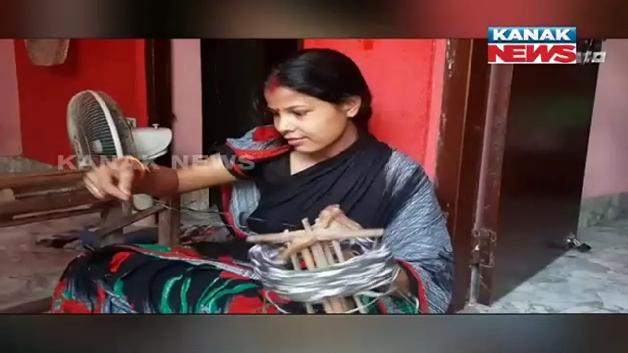  ମନମୋହୁଛି ଝୁନାଙ୍କ ହାତ ତିଆରି ମାଣିଆବନ୍ଧ ଶାଢୀ: ଘର କାମ ସହିତ ଶାଢି ତିଆରି କରି ରୋଜଗାରକ୍ଷମ ହୋଇଛନ୍ତି ଝୁନା