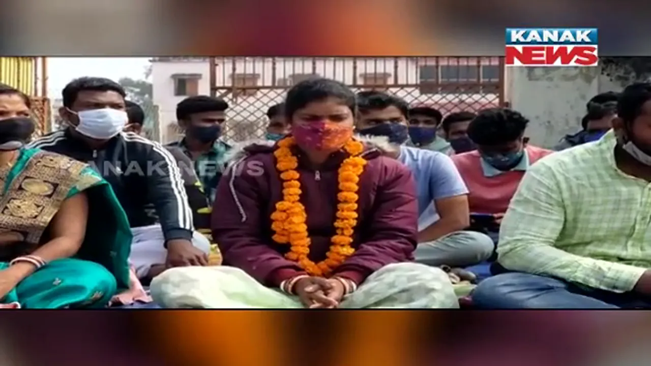  ଧାରଣାରେ ବସିଲେ ଆଶାୟୀ ସରପଂଚ ପ୍ରାର୍ଥୀ : ଯାଂଚ ପ୍ରକିୟା ନାମାଙ୍କନ ଖାରଜ ପରେ ଧାରଣା