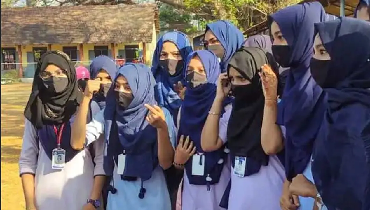  କର୍ଣ୍ଣାଟକରେ ଉଗ୍ର ହେଉଛି ହିଜାବ ବିବାଦ, ଶିକ୍ଷାନୁଷ୍ଠାନ ବନ୍ଦ ରଖିବାକୁ ମୁଖ୍ୟମନ୍ତ୍ରୀଙ୍କ ନିର୍ଦ୍ଦେଶ