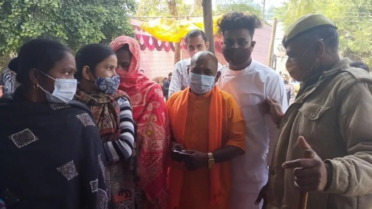  ଯୋଗୀ ବେଶରେ ଆସି ୟୁପିରେ ଭୋଟ୍ ଦେଲେ ଭୋଟର । ସେପଟେ ବାହାଘର ପୂର୍ବରୁ ବର ବେଶରେ ଆସିବେ ଭୋଟ ଦେଲେ ଯୁବକ ।