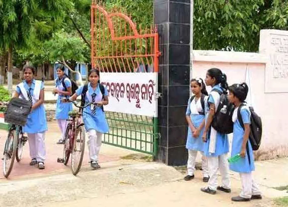  ୨୮ରୁ ସ୍କୁଲ ଖୋଲିବା ନେଇ ବଢ଼ିବାରେ ଲାଗିଛି ଦ୍ୱନ୍ଦ୍ୱ : ଏହି ଦିନ ପଂଚାୟତ ନିର୍ବାଚନ ଭୋଟ ଗଣତି ଥିବାରୁ ସ୍କୁଲକୁ ଫେରିପାରିବେ ତ ଶିକ୍ଷକ