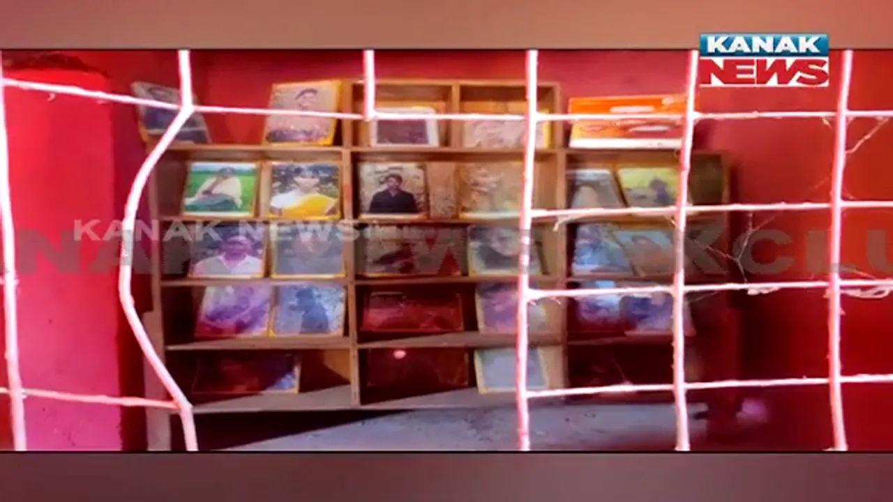  ମାଓବାଦୀଙ୍କ ୱାର ରୁମ୍ : ଘର ଭିତରେ ରହିଛି ମୃତ ମାଓବାଦୀଙ୍କ ଫଟୋ; କୌଣସି ଆକ୍ରମଣ ପୂର୍ବରୁ ମାଓବାଦୀମାନେ ଏଠାରେ ପ୍ରସ୍ତୁତ କରନ୍ତି ନିଜର ରଣନୀତି