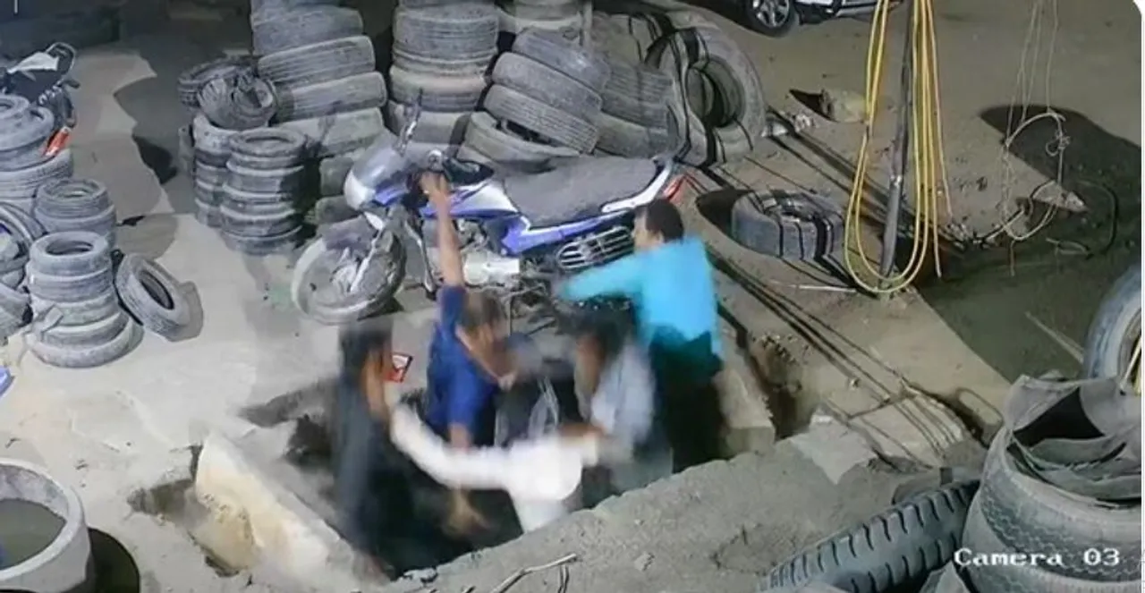  ଏକାଠି ଛିଡା ହୋଇ କଥା ହେଉଥିଲେ । ଭୁଷୁଡିଲା ସ୍ଲାବ୍ । ବାଇକ୍ ସହ ଖସିପଡିଲେ ୫ଜଣ