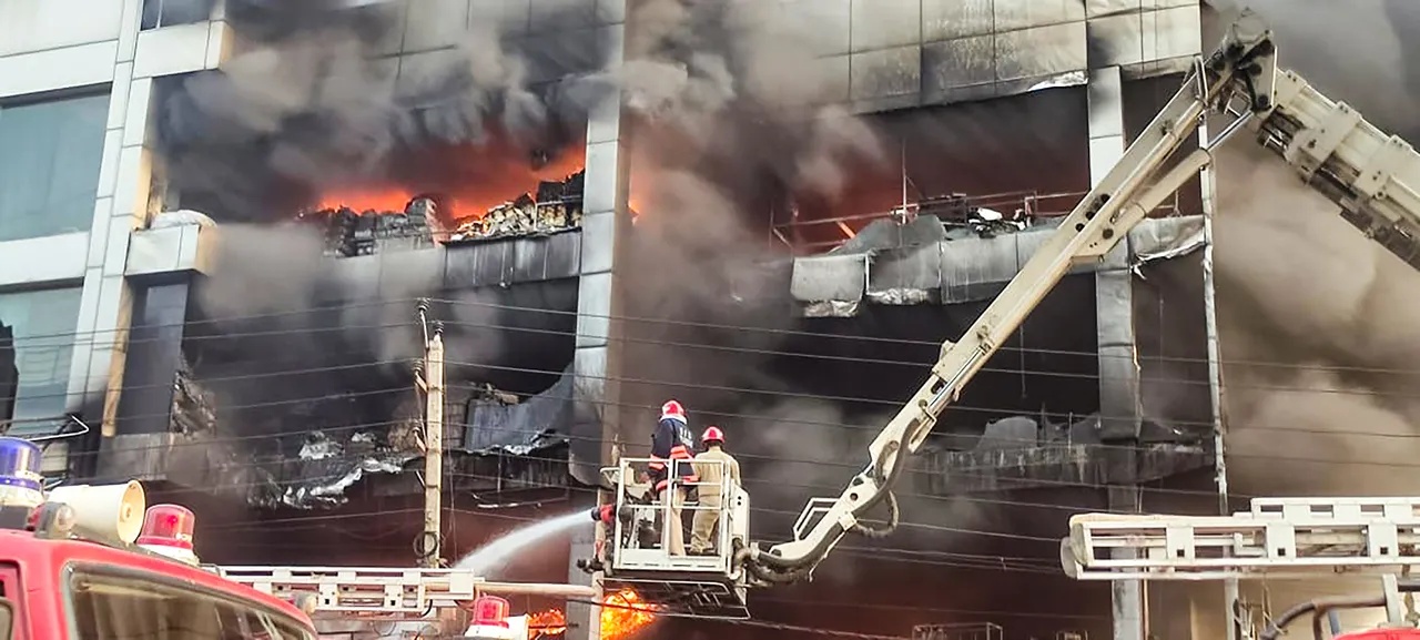  New Delhi: Firefighters try to douse a fire that broke out in a building at Mundka, in West Delhi, Friday, May 13, 2022. (PTI Photo)(PTI05_13_2022_000150B) 