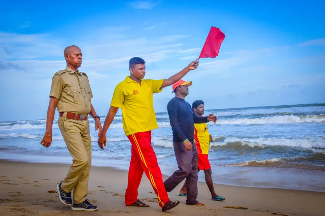  ସମୁଦ୍ରରେ ଉଠିଲାଣି ବଡ ଜୁଆର, ବେଳାଭୂମି ଖାଲିକର । ଡାକବାଜି ଯନ୍ତ୍ର ସାହାଯ୍ୟରେ ପର୍ଯ୍ୟଟକଙ୍କୁ ହଟାଇଲା ପୋଲିସ ।