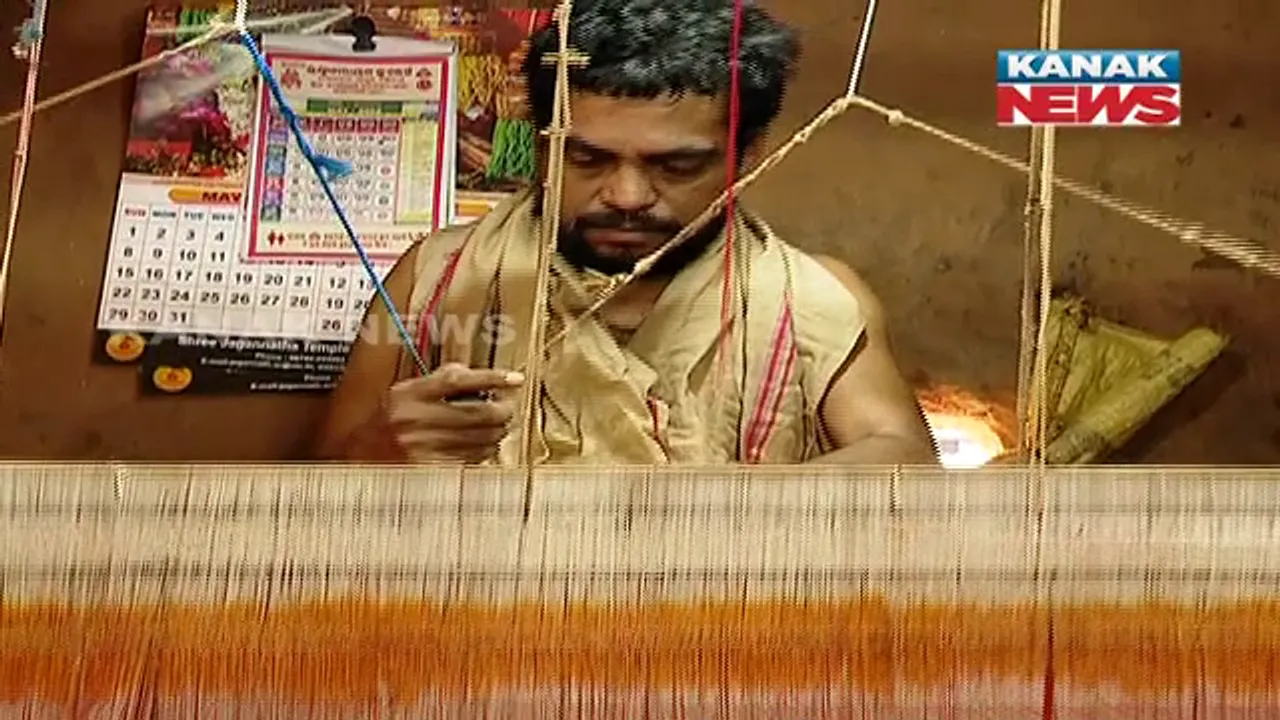  ଜଗନ୍ନାଥଙ୍କ ସେବା ଆଗରେ ଶରୀର ପୀଡ଼ା ତୁଚ୍ଛ: ଦିବ୍ୟାଙ୍ଗ ହୋଇ ବି ବୁଣୁଛନ୍ତି ଗୀତ ଗୋବିନ୍ଦ ପାଟ