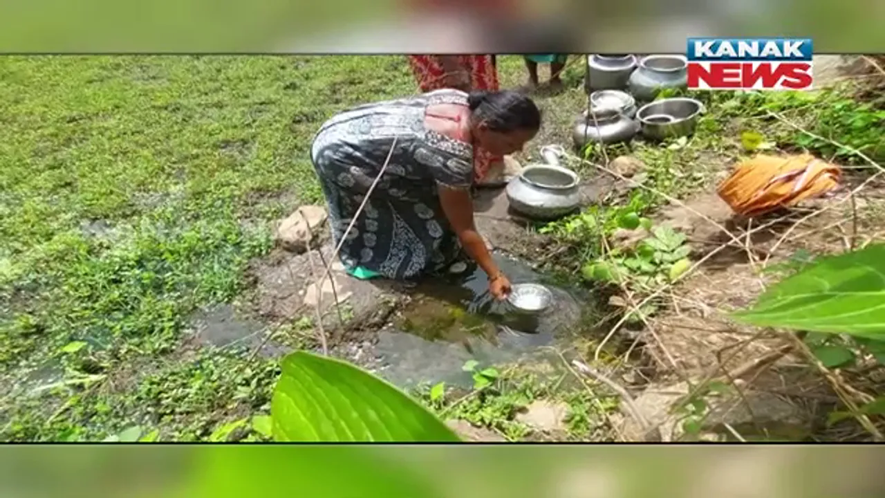  କଳାହାଣ୍ଡିର ଶୋଷ ମେଣ୍ଟାଉଛି ପଡୋଶୀ ଜିଲ୍ଲା ନବରଙ୍ଗପୁର: ପାହାଡ ଚଢି ମାଇଲ ମାଇଲ୍ ବାଟ ଚାଲିଲେ ଝରଣାରୁ ମିଳୁଛି ପାଣି 