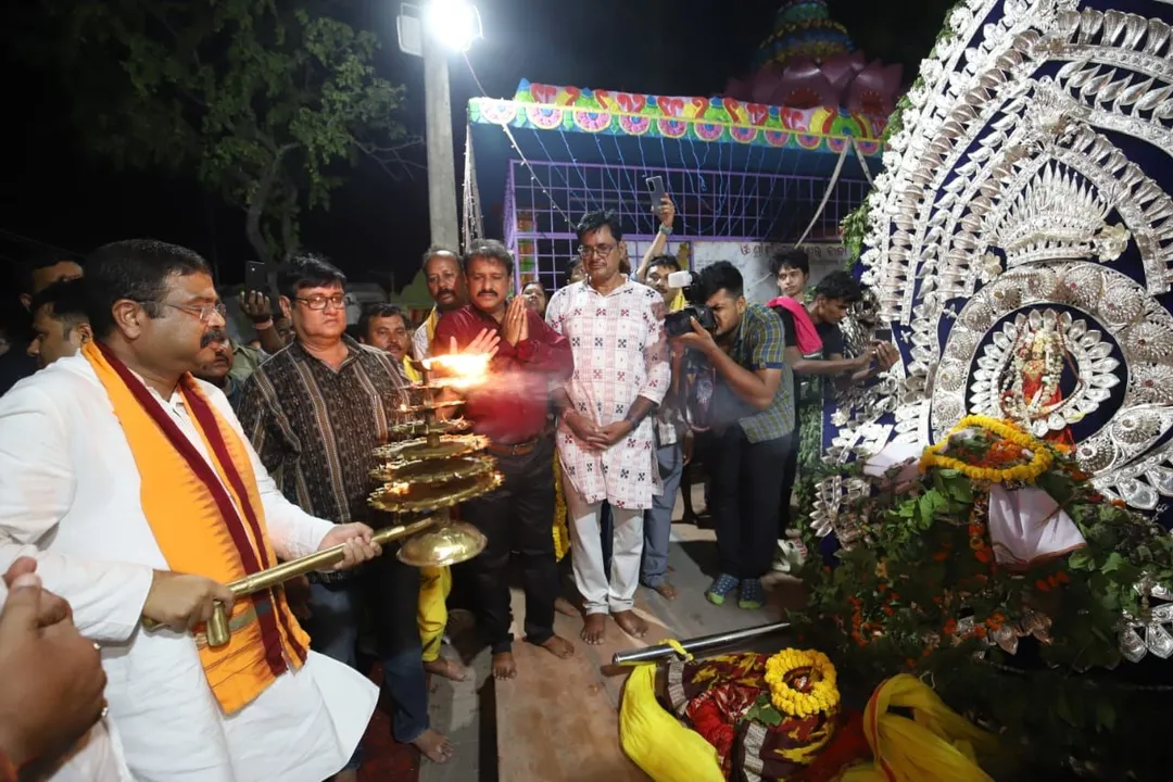  ସମ୍ବଲପୁରରେ ଶୀତଳ ଷଷ୍ଠୀ ଯାତ୍ରାରେ ସାମିଲ ହେଲେ କେନ୍ଦ୍ରମନ୍ତ୍ରୀ ଧର୍ମେନ୍ଦ୍ର ପ୍ରଧାନ । କହିଲେ, ମହାନ ପରମ୍ପରାରେ ସାମିଲ ହୋଇ ନିଜକୁ ମଣୁଛି ସୌଭାଗ୍ୟଶାଳୀ ।