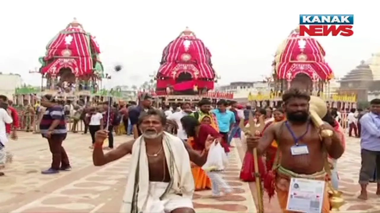  ରଥଯାତ୍ରା ପାଇଁ ବଡଦାଣ୍ଡରେ ଭକ୍ତଙ୍କ ଗହଳି । କିଏ ହାତରେ ଗଦା ଧରିଛି ତ କିଏ ମୟୂର ପଙ୍ଖ, ରଥାରୁଢ ଶ୍ରୀଜିଉଙ୍କୁ ଦେଖିବା ପାଇଁ ଅପେକ୍ଷାରେ ଭକ୍ତ 