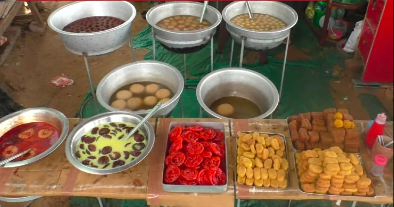  ମିଠା ବ୍ୟବସାୟ ଦେଇଛି ରୋଜଗାର ଆଉ ପରିଚୟ । ଘରୋଇ କମ୍ପାନୀରୁ ଚାକିର ଛାଡି ମିଠା ବ୍ୟବସାୟ କରୁଛନ୍ତି ଜଣେ ଯୁବକ