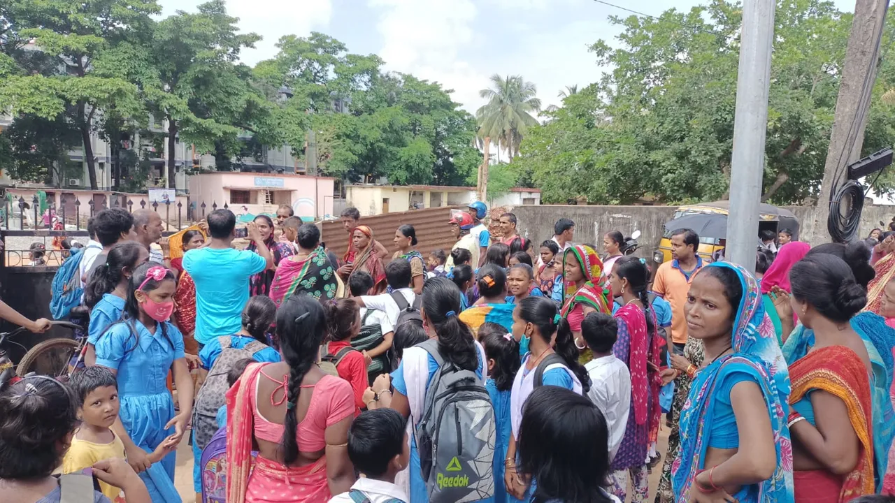 ଶିକ୍ଷା ଅବ୍ୟବସ୍ଥାକୁ ନେଇ ରାସ୍ତାକୁ ଓହ୍ଲାଇଲେ ଛାତ୍ରଛାତ୍ରୀ। ଭୁବନେଶ୍ୱର ବମିଖାଲ ବିଦ୍ୟାଳୟରେ ଶିକ୍ଷକ ଅଭାବ, ମୟୂରଭଞ୍ଜ ଓ ଗୋପରେ ବି ସମାନ ଚିତ୍ର ।