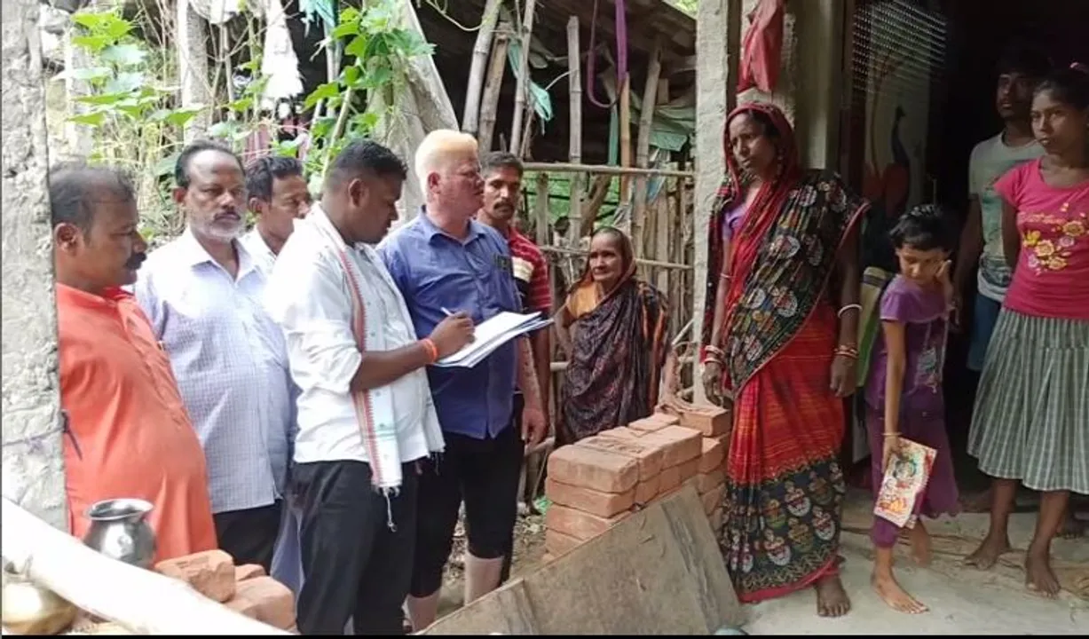  ଗାଁ ଗାଁ ବୁଲୁଛନ୍ତି ସରପଞ୍ଚ, ଘରକୁ ଘର ବୁଲି ଲୋକଙ୍କୁ ପଚାରୁୁଛନ୍ତି ସମସ୍ୟା। ଖାତାରେ ଲେଖି ସମାଧାନ ପାଇଁ ଖୋଜୁଛନ୍ତି ବାଟ।