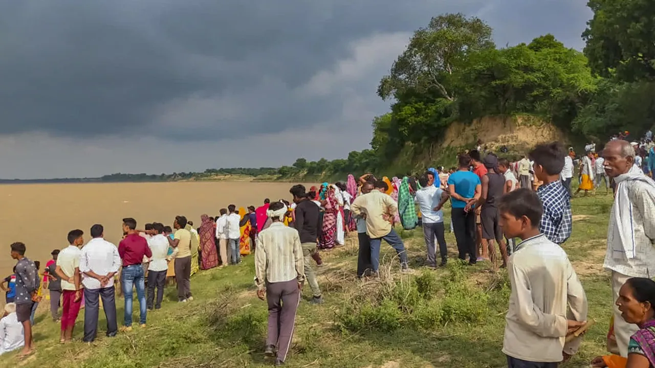  ଯମୁନା ନଦୀରେ ଡଙ୍ଗା ଓଲଟି ୨୦ ଜଣଙ୍କ ମୃତ୍ୟୁ ଆଶଙ୍କା : ୪ଜଣଙ୍କ ମିଳିଲା ମୃତଦେହ, ୧୬ ନିଖୋଜଙ୍କ ମିଳିନି ପତ୍ତା