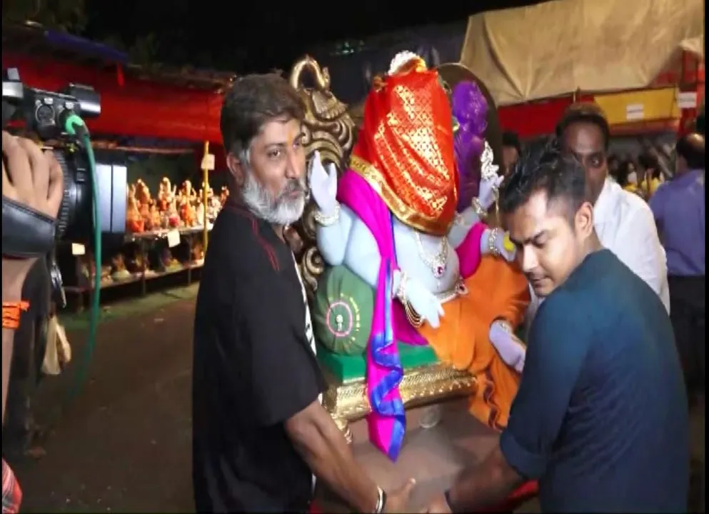 ସାରା ଦେଶରେ ଧୁମଧାମରେ ପାଳନ କରାଯାଉଛି ବିଘ୍ନବିନାଶକ ଗଣେଷଙ୍କ ପୂଜା । ସାଧାରଣ ଲୋକଙ୍କଠୁ ନେଇ ସେଲିବ୍ରେଟି ପର୍ଯ୍ୟନ୍ତ ଆରାଧନା କରି ନେଲେ ଆର୍ଶିବାଦ