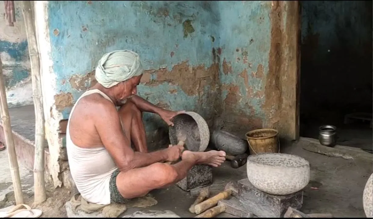  ପୋଲସରା ମଥୁରା ଅଞ୍ଚଳର କଂସା ପିତଳ କାରିଗର। ବଞ୍ଚାଇ ରଖିଛନ୍ତି ନିଜ କୂଳ ବେଉସା।