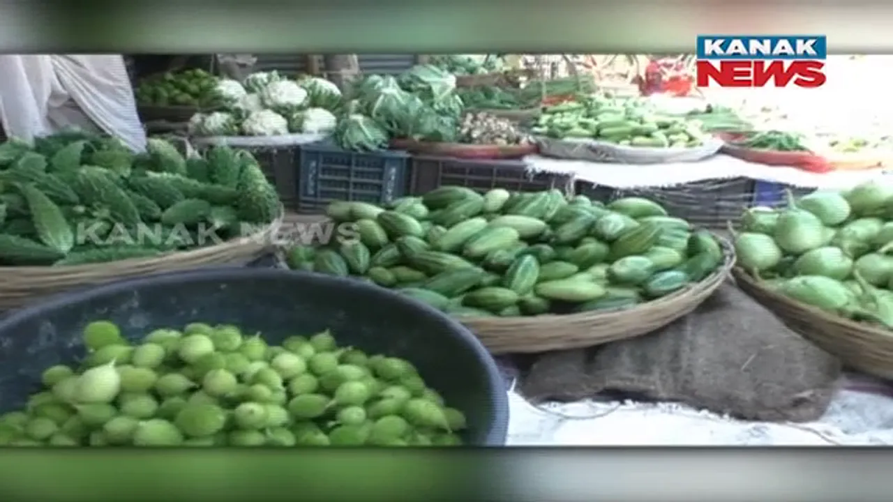  ମହାନଦୀରେ ବଡ଼ ବନ୍ୟା ଆସିବା ପରେ ପ୍ରଭାବିତ ଚାଷୀକୂଳ: ପରିବା ଦର ଆକାଶ ଛୁଆଁ, ୫୦୦ ଟଙ୍କାରେ ପୁରୁନି ବ୍ୟାଗ