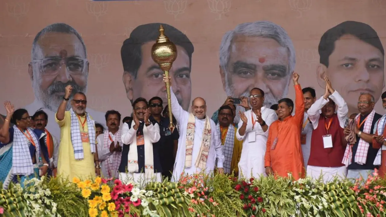  ଜେଡିୟୁଠୁ ବିଚ୍ଛେଦ ପରେ ପ୍ରଥମ ଥର ପାଇଁ ବିହାରରେ ପହଁଚିଲେ ଗୃହମନ୍ତ୍ରୀ । ମଂଚରୁ ନୀତିଶ କୁମାରଙ୍କୁ ତେରଛା ବାଣ