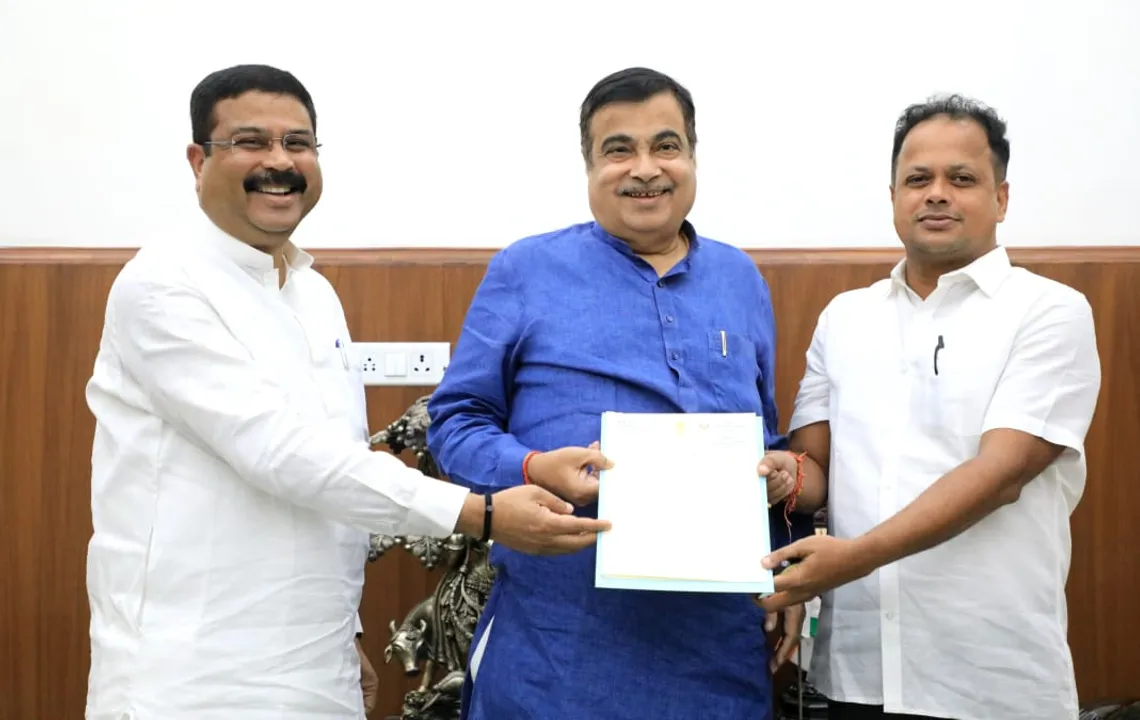  କେନ୍ଦ୍ରମନ୍ତ୍ରୀ ନୀତିନ ଗଡକରୀଙ୍କୁ ଭେଟିଲେ କେନ୍ଦ୍ରମନ୍ତ୍ରୀ ଧର୍ମେନ୍ଦ୍ର ପ୍ରଧାନ । ଓଳାଶୁଣି ଛକ ସ୍ଥିତ ବ୍ରିଜର ସମ୍ପ୍ରସାରଣ କରିବାକୁ କଲେ ଅନୁରୋଧ ।