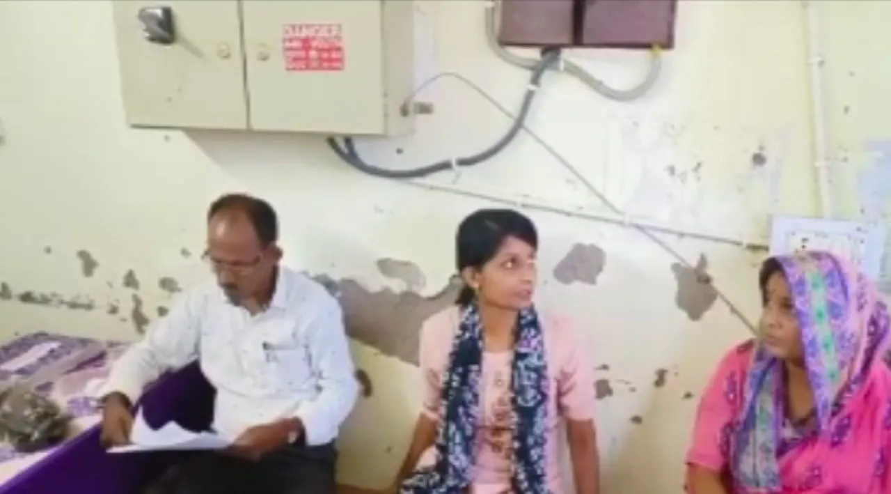  ସ୍କୁଲରୁ ଫେରୁଥିବା ବେଳେ ଶିକ୍ଷୟତ୍ରୀଙ୍କୁ ଲୁଟିଲେ ଲୁଟେରା । ପ୍ରତିବାଦ କରିବାରୁ ନାଳ ପାଣିରେ ପକାଇ ଯୁବତୀଙ୍କୁ ବୁଡାଇଲେ ତିନି ଲୁଟେରା